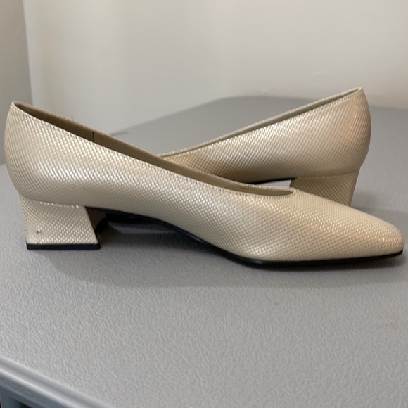 Vintage Stuart Weitzman Cream Block Heels. Size 8.5AA. - Picture 7 of 16